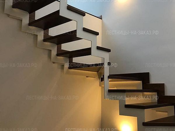 Открытая лестница в частном доме