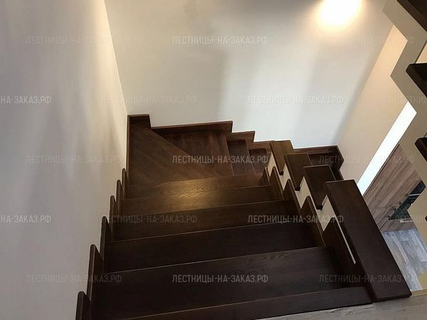 Открытая лестница в частном доме
