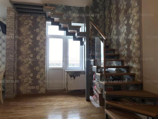 Открытая лестница в частном доме