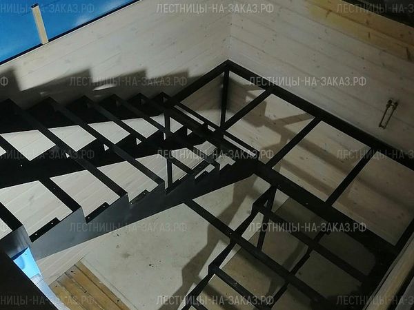 Лестница на косоурах в строящемся доме