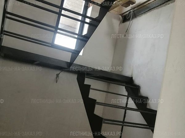 Каркас лестницы на косоурах, второй свет