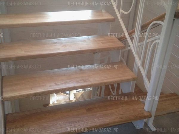 Открытая лестница в частном доме
