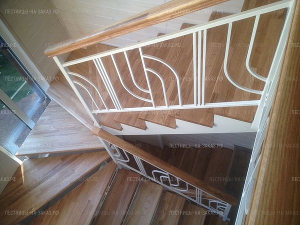 Открытая лестница в частном доме
