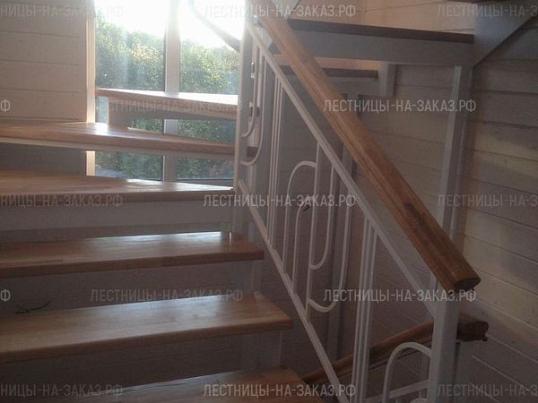 Открытая лестница в частном доме