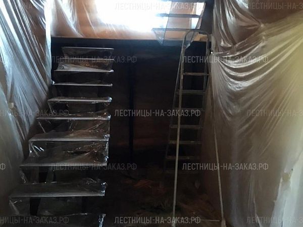Металлический каркас лестницы в деревянном доме