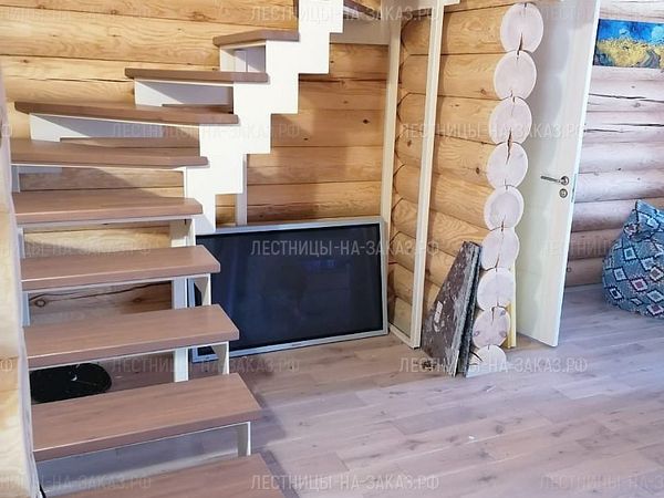 Лестница с поворотом на 180 градусов для бревенчатого дома