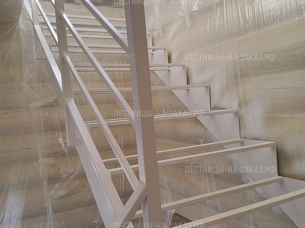 Металлический каркас лестницы под обшивку в бревенчатом доме